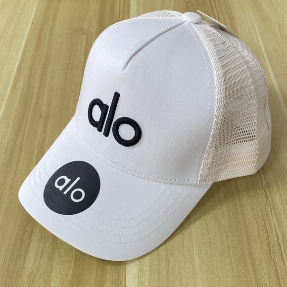 ALO Yoga Kids White Cap - Picture 1 of 5